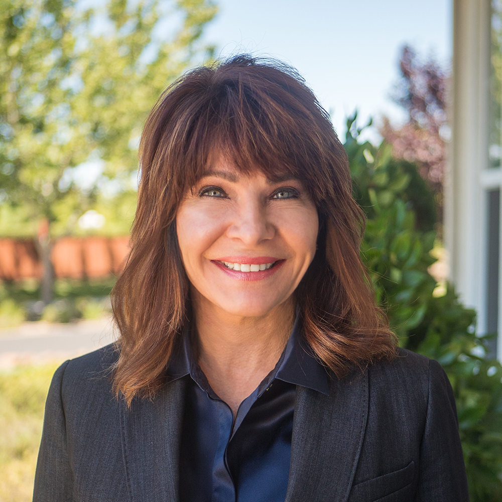 Leslie Faught Headshot Retouched (1)